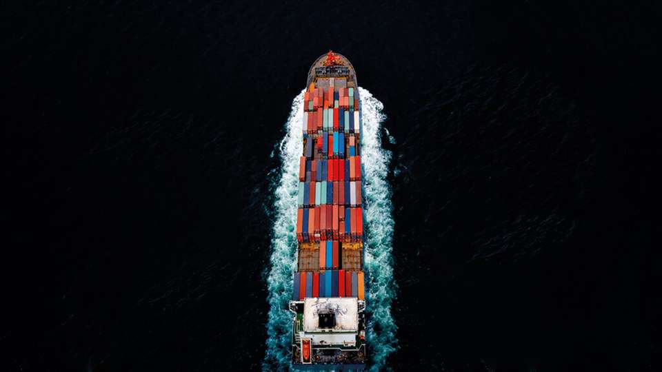 Die Mitgliedsstaaten der Zentralkommission für die Rheinschifffahrt haben sich darin verpflichtet, bis 2050 Treibhausgase und andere Schadstoffe weitgehend zu eliminieren. 