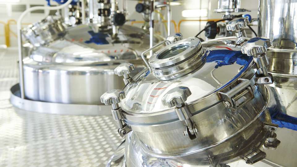 Effiziente Hochdruckreinigung: rückstandsfreie Säuberung eines Reaktorbehälters für maximale Prozesssicherheit.