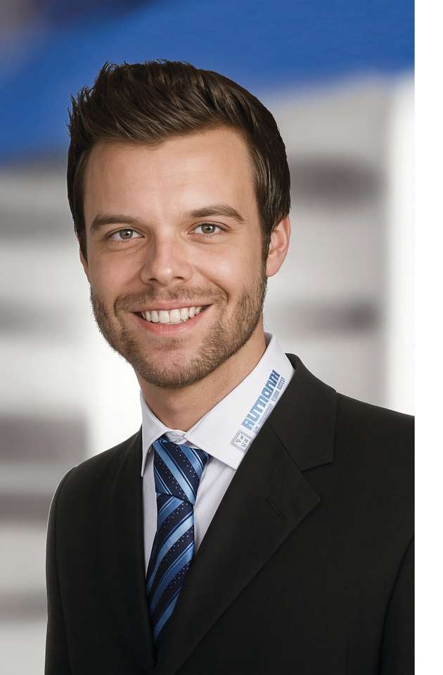 Stephan Menze, Head of Global Innovation Management, Rutronik: Mit Rutronik präsentieren wir auf der EW 2025 unser umfangreiches Portfolio elektronischer Komponenten in Bereichen wie Boards & Systems, Digital, Displays, Storage und Wireless. Auch über unsere miteinander kombinierbaren Base Boards und Adapter Boards informieren wir an unserem Stand. Vor allem das Thema Künstliche Intelligenz steht in diesem Jahr im Fokus und das unter anderem mit einer Demo zur intelligenten Steuerung von Applikationen durch das Starten oder Stoppen beziehungsweise der Richtungsänderung eines Motors mithilfe von Künstlicher Intelligenz (KI) sowie neuronalen Netzen für eine Radar-gestützte Gestensteuerung oder Keyword Recognition, das heißt per Sprachsteuerung.