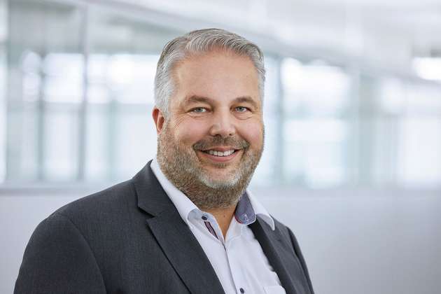 Detlef Kloke, Senior Director Marketing, Phoenix Contact: Phoenix Contact präsentiert auf der EW 2025 Produkte und Technologien, mit denen wir aktuellen Markttrends begegnen. Die Miniaturisierung von Elektromechanik und Elektronik führt zu immer höheren Leistungsdichten und damit zu einer Erwärmung der Geräte. Um diesen Zielkonflikt zu lösen, bietet wir sowohl Elektronikgehäuse mit passiven Kühlkörpern als auch umfangreiche Services für thermisch optimierte Leiterplatten-Layouts. Eine weitere Innovation ist die Push-X-Anschlusstechnik, die für mehr Effizienz ist in der Fertigung sorgt. Zudem ermöglicht sie den schnellen, werkzeuglosen Leiteranschluss mit niedrigem Kraftaufwand. Sogar flexible Leiter ohne Aderendhülse werden sicher angeschlossen. Neu im Push-X-Portfolio sind die Leiterplatten-Steckverbinder XPC für Leiterquerschnitte bis 2,5 mm2. Mit diesen und weitere Lösungen gestalten wir die Zukunft der Embedded Systeme.