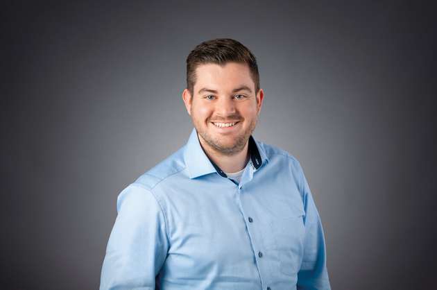 Kai Kluge, Head of Sales, Jauch Quartz: Die Jauch Quartz präsentiert in diesem Jahr Miniatur-Quarz-Oszillatoren mit differenziellem Ausgang für eine zuverlässige Datenübertragung: Die Oszillatoren JOD21, JOH21 and JOE21 mit geringstem Phasenjitter und HCSL-, LVDS- oder (LV)PECL-Ausgang sind ideal für die zuverlässige Taktung schneller Datenströme, beispielsweise für Hochgeschwindigkeits-Datenübertragungssysteme. Des Weiteren zeigen wir die Hochtemperatur-Knopfzellen CR2032HT, CR2050HT und CR2450HT, die optimal für Einsätze unter extremen Temperaturbedingungen von -40 °C bis 125 °C geeignet sind. Diese Knopfzellen halten zudem weiteren mechanischen Anforderungen wie Schock und Vibration solide stand.