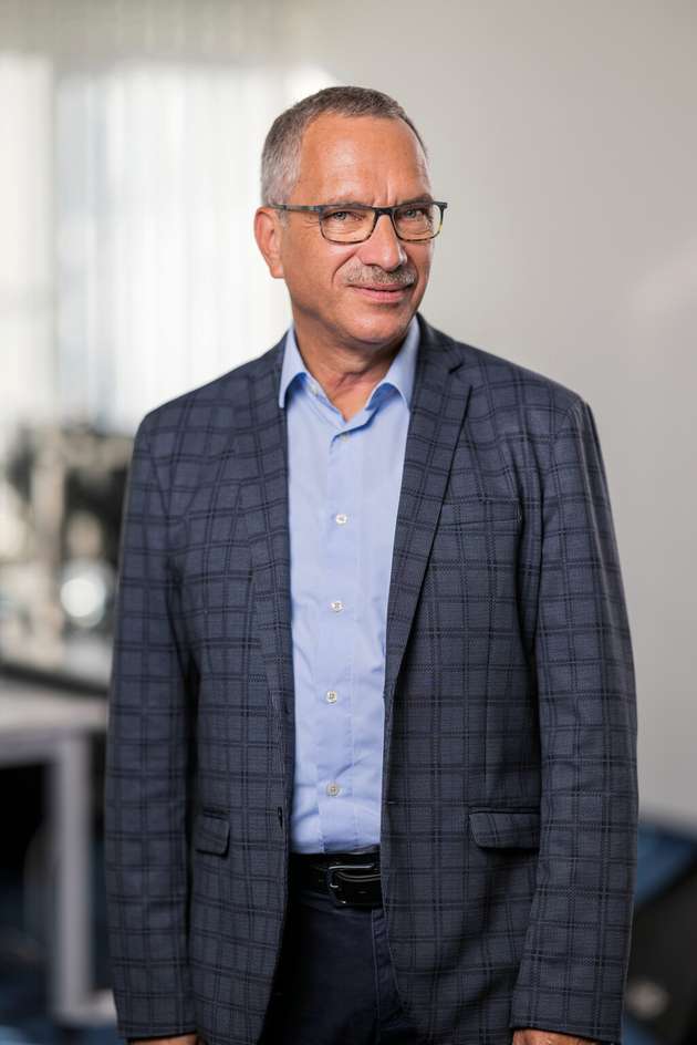 Rudolf Sosnowsky, CTO, Hy-Line: Auch in diesem Jahr ist die Hy-Line-Gruppe wieder mit einem großen Messestand auf der Embedded World in Nürnberg vertreten. Wir stellen attraktive Produkte und Neuigkeiten aus den Bereichen Display/HMI, Smart Battery, LoRaWAN-Funklösungen, Komponenten der Leistungselektronik, Embedded Computing und der optischen Übertragung von Standard-Videosignalen vor. Ein Schwerpunkt der Präsentation sind nicht nur die Produkte, sondern auch deren Einsatz in sehr spezifischen Anwendungen wie Bedien- und Diagnosemonitoren in der Medizin, fahrerlosen Transportsystemen und Tracking in der Logistik, Leistungselektronik sowie im Maschinenbau und Windkraftanlagen. USB-C als Universalschnittstelle startet in vielen Bereichen durch, da jetzt auch die maximale Kabellänge keine Rolle mehr spielt.