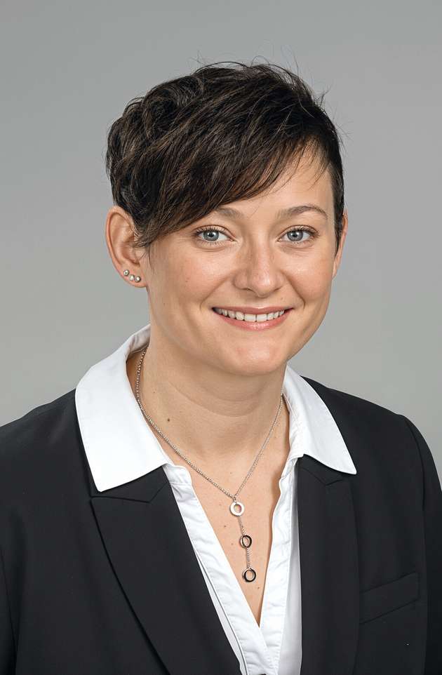 Bettina Lochen, Gehäuseentwicklung, Fischer Elektronik: In vielen Bereichen finden die Raspberry-Pi-Einplatinen-Computer Anwendung. Neben den Gehäusen RSP 1 – RSP 3 für Raspberry Pi 2 bis 4 bietet die Firma Fischer Elektronik nun auch das Gehäuse RSP 4 für den Raspberry Pi 5 an. Das in sechs Eloxal-Farben lieferbare Gehäuse setzt sich aus Ober- und Unterschale aus 1,5 mm starken Aluminiumblechen zusammen. Die Befestigung der Platine erfolgt über vier in die Unterschale eingepresste Gewindebuchsen. Lüftungsöffnungen und der speziell für den Raspberry Pi 5 ausgelegte und optional bestellbare Active Cooler sorgen für eine effiziente Entwärmung. Ebenfalls optional erhältlich sind eine Hutschienenbefestigung oder Befestigungslaschen für eine Wandmontage. Für Industriekunden dürfte besonders die vollständige nach Kundenwunsch anpassbare Individualisierung interessant sein.