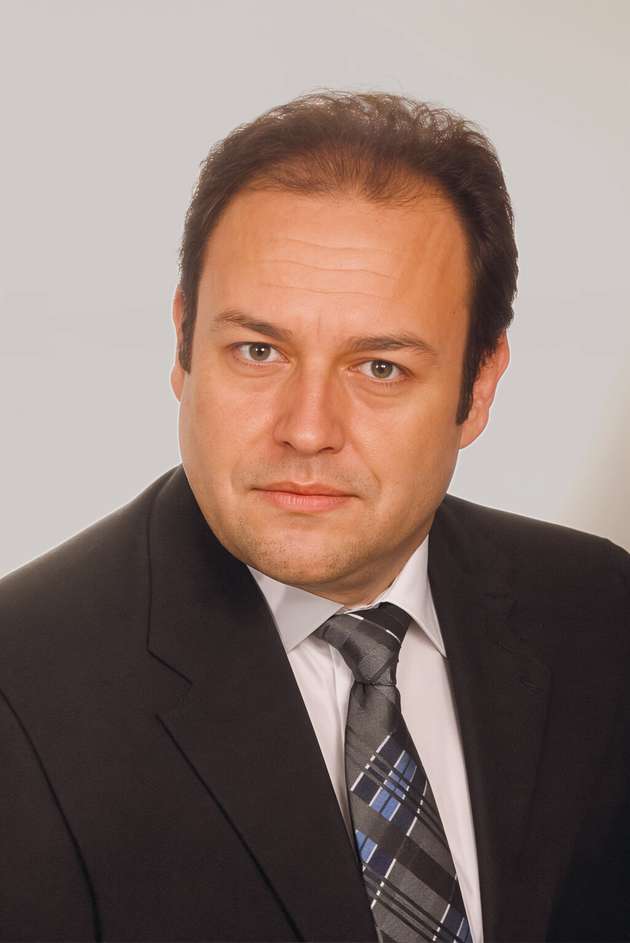 Holger Heidenblut, Business Development Manager Systeme, Elma Electronic: Volle Datenkontrolle bei maximaler Widerstandskraft für Industrie- und Transportanwendungen bietet das JetSys-2010 von Elma Electronic. Ausgestattet mit den Jetson AGX Orin-Board von Nvidia, macht das JetSys-2010 KI-Rechenpower vom Feinsten in jeder noch so anspruchsvollen Umgebung abrufbar. Die Produktneuheit schließt damit eine große Lücke im Rugged-Bereich. Mit dem JetKit-3020 präsentieren wir zudem die nächste Generation des Jetson AGX Orin Moduls von Nvidia für CompactPCI Serial. PCIe Gen4 stellt die volle Leistungsfähigkeit für alle Systemkomponenten bereit. Als perfekte Ergänzung dazu eignet sich ein „High-Performance Computing“-System mit dem perfekten Setup für solche KI-Anwendungen.