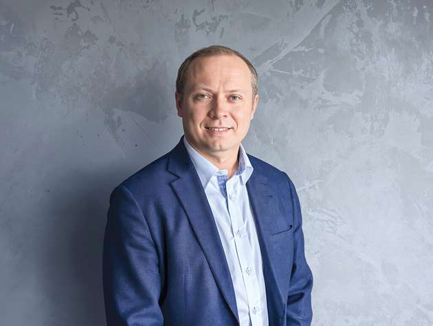 Michael Schlagenhaufer, Senior Director Core Electronics, Conrad Electronic: Ein Fokus am Conrad Stand liegt auf der Integration von Mess- und Prüftechnik in vernetzte Systeme. Da auch bei Embedded-Systemen Steuerungs-, Kommunikationsinformationen sowie Sensorsignale eingelesen werden und Regelungssignale und Informationen zur Kommunikation ausgegeben werden, ist der Einsatz maßgeschneiderter Messtechnik unerlässlich. Unter anderem stellen wir ein Tisch-Multimeter mit 200.000 Counts, eine 50 Hz Wärmebildkamera mit einem Temperaturmessbereich von -20 bis 650 °C und 384 x 288 Pixel Bolometermatrix für die Überprüfung von Elektronikplatinen sowie als exklusive Preview ein 250 MHz Oszilloskop mit 16-Kanal-Logikanalyzer und integriertem Funktionsgenerator vor.