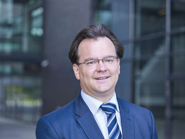 Bernd Westhoff, Director, GP EP & CP, Marketing Department, Renesas: Renesas präsentiert neue Ultra-Low-Power-MCU-Gruppe RA4L1 mit kapazitiver Touch I/F, Seg.-LCD und Sicherheitsfunktionen. Die 14 neuen Bausteine basieren auf einem 80-MHz-Arm-Cortex-M33 CPU mit TrustZone-Unterstützung für zahlreiche Anwendungen. Die Low-Power-Technologie ermöglicht eine aktive Stromaufnahme von 168 µA/MHz bei 80 MHz sowie eine Standby-Stromaufnahme von nur 1,70 µA bei gleichzeitiger Beibehaltung des vollen SRAM-Speicherinhalts. Die Bausteine sind in sehr kompakten Gehäusen erhältlich. Dazu gehört ein 3,64 x 4,28 mm großes WLCSP. Renesas zeigt auf seinem Messestand Demos mit intelligentem Schließsystem, kapazitivem Touch und Wasserzähler.