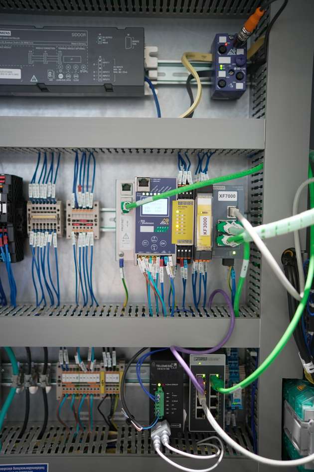 Für die Nutzung von Prozessdaten können IO-Link Sensoren einfach über ASi-5 Module mit integrierten IO-Link Mastern (oben) und ASi-5/ASi-3 Safety Gateways (unten) von Bihl+Wiedemann in bestehende ASi Netzwerke integriert werden.  