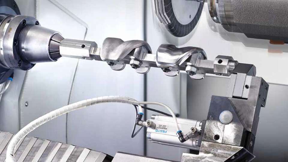 Mit den Schleifmaschinen von Schütte lassen sich komplexe Werkzeuge, beispielsweise Bohrer oder Fräser, aber auch Medizinalprodukte wie zum Beispiel Knie- oder Hüftimplatate herstellen. 