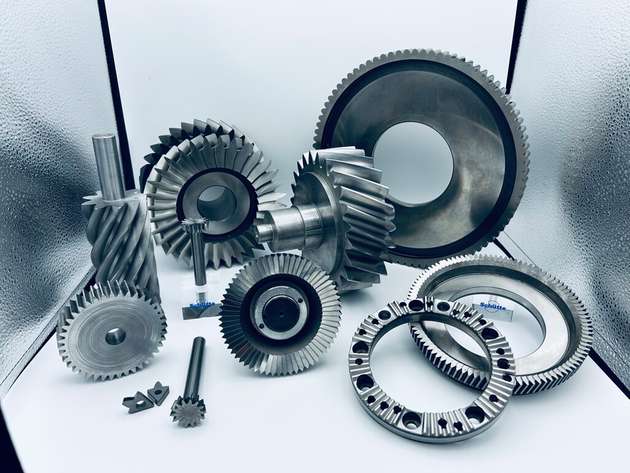 Mit den Schleifmaschinen von Schütte lassen sich komplexe Werkzeuge, beispielsweise Bohrer oder Fräser, aber auch Medizinalprodukte wie zum Beispiel Knie- oder Hüftimplatate herstellen. 