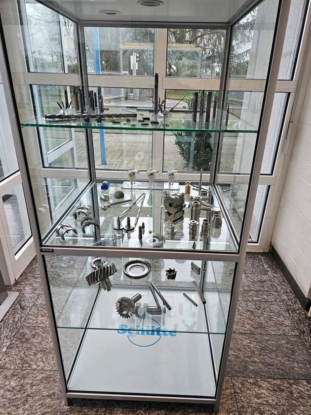 Mit den Schleifmaschinen von Schütte lassen sich komplexe Werkzeuge, beispielsweise Bohrer oder Fräser, aber auch Medizinalprodukte wie zum Beispiel Knie- oder Hüftimplatate herstellen.