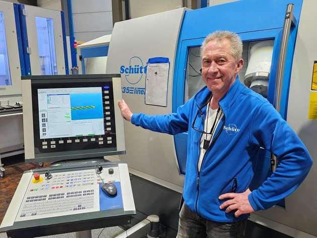 Christoph W. Langen, Leiter Elektrokonstruktion für Werkzeugmaschinen bei Schütte, vor einer Schleifmaschine der Baureihe 335linear.