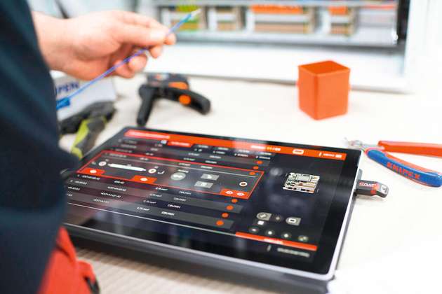 Eplan Smart Wiring: Die Software ist ein virtueller Assistent bei der manuellen Verdrahtung im Schaltschrankbau: Vom Anschlusspunkt bis zum exakten Verlegeweg stellt die Software alle notwendigen Informationen in digitaler Form bereit – bei Bedarf auch in 3D. 