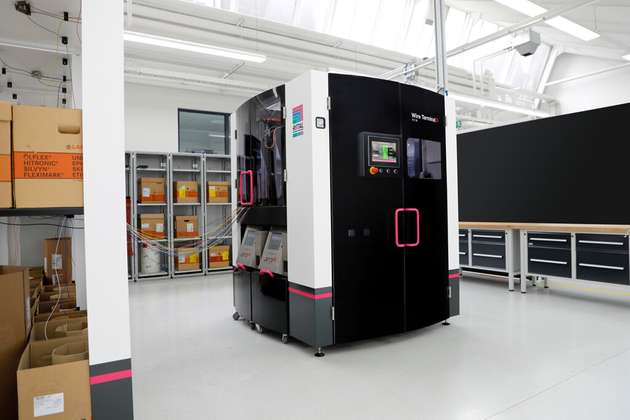 Auf Draht! Von der Konfektionierung zur Verdrahtung: Mit dem kompakten Drahtkonfektionier-Vollautomaten Wire können in Abhängigkeit zur Variante bis zu 36 unterschiedliche Drähte in den Querschnitten 0,5 mm2 bis 6 mm2 ohne manuellen Zugriff vollautomatisiert produziert werden. Diese lassen sich über ein Rohrleitungssystem per Luftdruck an die entsprechenden Arbeitsplätze oder zukünftig auch direkt zu einem Verdrahtungsroboter schicken. 