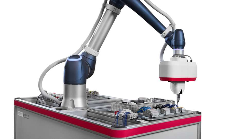 Der Verdrahtungsroboter erledigt die automatische Verdrahtung von Klemmleisten und Komponenten auf Tragschienen ein- und zweiseitig inklusiv Drahtabzugkontrolle.