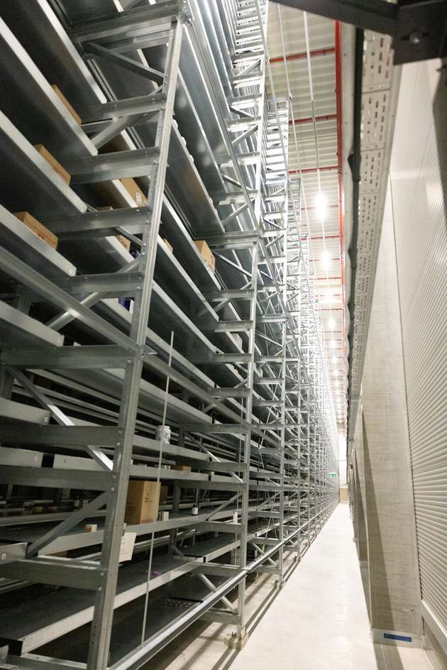 Nur auf den ersten Blick sieht es in der advastore-Halle aus wie in einem gewöhnlichen Hochregallager. Sämtliche Komponenten von Lagerböden bis Spezialmetallträgern für Etagenwechsel der Shuttles sind von advastore konzipiert.