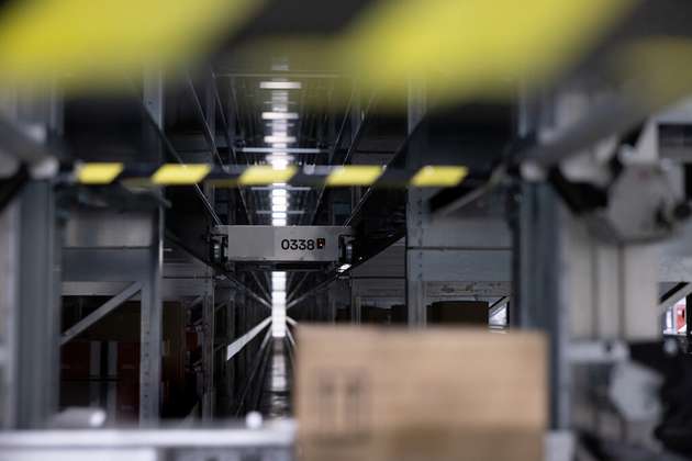 Transportshuttle 0338 bei der Arbeit. Aus dem sauerstoffreduzierten Lager holt das Roboterfahrzeug Ware, die kurz zuvor bei einem Online-Händler bestellt wurde.   