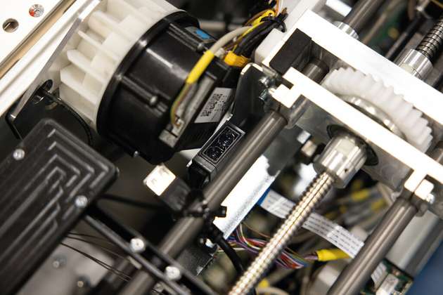 Auch hier ist nicht viel Platz für einen Sensor. Beim Blick in den offenen Transportshuttle erkennt man den kompakten OT300, der mit seiner Reichweite bis 1,8 m an dieser Stelle die senkrechte Kollisionsvermeidung sicherstellt. 