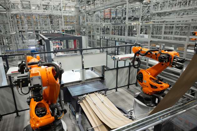 Natürlich läuft auch die Verpackungslinie komplett ohne menschliche Unterstützung. Die Kartons werden vollautomatisch auf die Grösse der bestellten Produkte zugeschnitten, Deckel und Versandetikett aufgeklebt, dann übernimmt der Paketdienst.