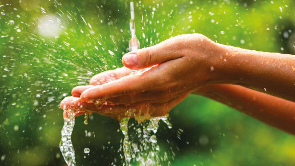 Klares Wasser dank moderner Klärtechnik: Effiziente Anlagen sorgen für sauberes und umweltfreundlich aufbereitetes Wasser.