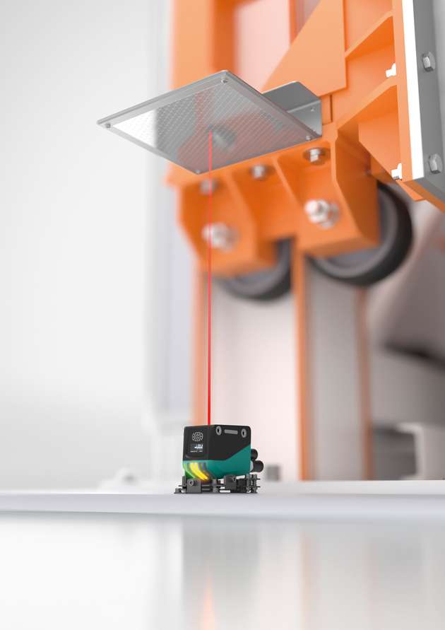 Im Karosseriebau werden Karossen in Hebern über mehrere Ebenen hinweg befördert. Hier ermöglicht der Distanzsensor R1000 mit PRT auch über große Distanzen hinweg eine besonders schnelle und exakte Positionierung. 