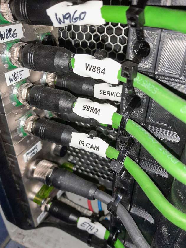 Durch die rauen Bedingungen Untertage kam es im Testbetrieb bei der Verbindung zwischen der Steuerungssensorik und den verschiedenen Sensoren und Aktoren immer wieder zu Störungen und Ausfällen. Seit VirtuRail auf die hoch belastbaren IP67-Verbindungskomponenten von Murrelektronik setzt, gehören diese Probleme der Vergangenheit an. 