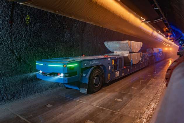 Dank modernster Steuerungssensorik bewältigen die rein elektrisch angetriebenen Automated Service Vehicles (ASV) von VirtuRail die Fahrstrecken zur Versorgung der Baustellen Untertage exakt spurtreu ohne mechanische Spurführung.