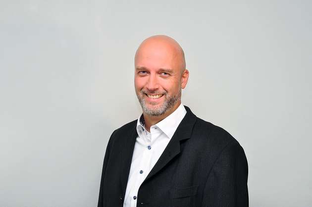 Axel Wieczorek, Vertriebsleiter, Schukat: Bei Schukat gibt es eine neue TFT-LCD-Serie für HMI-Designs in der Industrie. Besonderheit der Displays sind unter anderem der erweiterte Betriebstemperaturbereich (-30 °C/+80 °C), die Sunlight Readability, ein einheitliches Stecksystem bestehend aus einem standardisierten Hirose-Stecker mit gleicher Pinbelegung für alle Varianten (kein ZIF-Stecker) sowie nur eine Spannungsversorgung von 3,3 V. Die Serie umfasst Typen in verschiedenen Größen, mit und ohne Touch, in Standardvarianten und in kundenspezifischen Ausführungen. Die einfache Integration ermöglicht ein Display-Controller-Board mit sehr umfangreichen Software-Bibliotheken, das durch Standard-Piggy-Back-Lösungen mit Sensoren ergänzt werden kann.