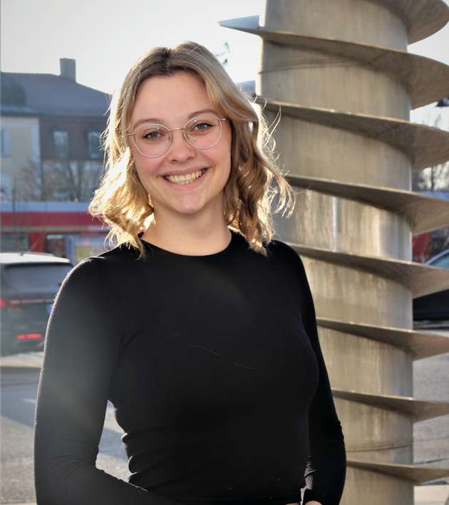 Magdalena Stangl, Vertriebsmanager Biotechnologie, Chemie & Pharma, Flottweg: „Die Modularisierung wird sich in Zukunft weiter durchsetzen, da sie maximale Flexibilität und Effizienz für Anwender in dynamischen Märkten bietet. Modularisierung ist daher ein klarer Trend in der Chemie- und Pharmaindustrie. Die Vorteile sind kürzere Inbetriebnahmezeiten, geringerer Aufwand für Installation und Automatisierung sowie reduzierte Kosten durch standardisierte Lösungen. Aus diesem Grund bietet auch Flottweg eine Modularisierung in Form von kompakten Dekanter- und Separatoranlagen. Diese können als „Black-Box“ in bestehende Systeme integriert werden. Alle Prozessschritte – vom Engineering zum FAT – erfolgen bei Flottweg in Vilsbiburg, inklusive Zertifizierungen, wie CE. Durch Anpassung der Standardlösungen auf Kundenspezifikationen werden technische und organisatorische Hürden minimiert.“