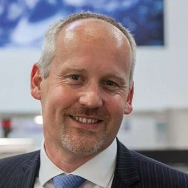 Mark Rowland, Director Product Management Pharma Solid Dosage Technologies, Gea: „Wir bei GEA sind der Meinung, dass modulare Anlagenkonzepte aufgrund der Vorteile, die sie in Bezug auf Flexibilität, Effizienz und Skalierbarkeit bieten, sehr wichtig sind. Sie ermöglichen es Pharmaunternehmen nicht nur, sich schnell an sich ändernde Vorschriften, Nachfrageschwankungen und neue Arzneimittelentwicklungen anzupassen, sondern wir sehen sie auch als langfristige Lösung. Aus diesem Grund entwickeln wir seit vielen Jahren modulare Anlagen für Chargen- und kontinuierliche Anwendungen, die dazu beitragen, die Verarbeitungszeiten – und Kosten – zu reduzieren und gleichzeitig die Einhaltung der GMP-Standards (Good Manufacturing Practice) zu gewährleisten. Darüber hinaus unterstützt das modulare Design sowohl die Skalierbarkeit – so dass innovative Unternehmen Produktionsanlagen an verschiedenen Standorten replizieren können – als auch die schnelle Bereitstellung neuer Linien oder Erweiterungen. Für Anwender und Betreiber bedeutet Modularität eine höhere Flexibilität, geringere Ausfallzeiten und verbesserte Wirtschaftlichkeit. Die Erweiterung unseres Angebots an modularen Maschinen ist ein wichtiger Pfeiler der Strategie von GEA, da wir uns stark dafür einsetzen, dass unsere Kunden den Mitbewerbern einen Schritt voraus sind und den sich wandelnden Anforderungen des Gesundheitswesens gerecht werden.“