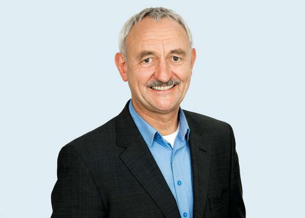 Elmar Billenkamp, Sales Manager Projektierung & Vertrieb, EnviroChemie: „Die Anforderungen an die industrielle Abwasserbehandlung müssen häufig angepasst werden. Das betrifft einerseits neue Produkte und die damit verbundene, geänderte Abwasserzusammensetzung, andererseits auch geänderte gesetzliche Anforderungen an die Qualität des behandelten Abwassers, bis hin zu Konzepten einer Erweiterung der Abwasserbehandlung, zur Wiederverwertung des behandelten Abwassers. In der Praxis wird dies durch modulare Konzepte erfolgreich realisiert. Hierbei ist es wichtig, mögliche Anpassungen bereits bei der Planung des Grundkonzeptes zu berücksichtigen. Dies betrifft den Platzbedarf, als auch die notwendige Infrastruktur. Dabei können jeweils die praktischen Erfahrungen mit der bestehenden Anlage in die Konzepte für die neue Erweiterung einfließen. Ebenso besteht die Möglichkeit, neue Technologien mit Hilfe von Pilotanlagen an bestehenden Anlagen zu testen.“