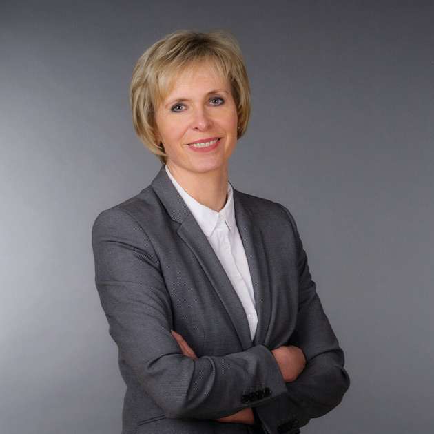 Christiane Bangert, Sales Manager Life Sciences DACH, Emerson Process Management: „Seitens Emerson sind wir überzeugt, dass MTP viele Chancen bietet, Produktionsprozesse in der Chemie- und Pharma-Industrie effizienter, flexibler und skalierbarer zu gestalten. Neue Ausrüstungen können einfacher und schneller in Anlagenprozesse integriert werden, wodurch das Risiko für das gesamte Unternehmen reduziert wird. Wenn alle Komponenten und das System, das diese orchestriert, MTP-konform sind, lassen sich Zeitpläne und Kosten leichter vorhersagen, wodurch die Betriebsabläufe effizienter werden. Die nahtlose Integration reduziert zudem den Zeit- und Kostenaufwand für die Validierung. Die Interoperabilität vorkonfigurierter Systeme trägt maßgeblich dazu bei, die Markteinführung von Produkten zu beschleunigen.“