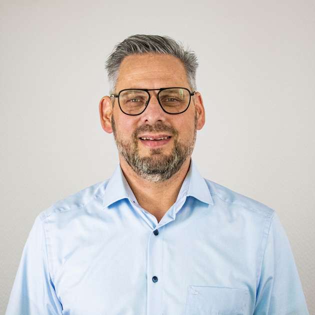 Tim Henrichs, VP Global Marketing & Business Development, Congatec: Auf der diesjährigen Embedded World erweitern wir unsere aReady. Strategie um eine sichere IOT-Anbindung vom Computer-on-Module bis zur Cloud. Unsere aReady. Strategie macht die Entwicklung mit COMs nochmals deutlich komfortabler und effizienter, da sämtliche unterhalb und auch neben der Kundenapplikation benötigten Hardware- und Software-Building-Blocks applikationsfertig von Congatec in der benötigten Konfiguration funktionsvalidiert bereitgestellt werden. Kunden können mit aReady, quasi alles unterhalb ihrer IP applikationsfertig von uns beziehen, inklusive vorkonfigurierter Virtualisierung für die Systemkonsolidierung, Betriebssystemen und auch für die IOT-Konnektivität.