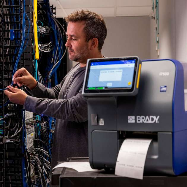 Mit dem BradyPrinter i7500 wird der Etikettendruck verbessert, da er ohne manuelle Kalibrierung sofort präzise und effizient druckt.