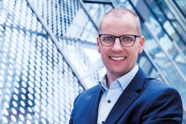 Rainer Mundt, Head of Marketing für Produktinspektion, Mettler-Toledo Deutschland: „Modularisierung ist ein langfristiger Prozess, doch der Erfolg hängt davon ab, dass Kosten- und Implementierungsbarrieren überwunden werden. Unser Mietprogramm ermöglicht es Unternehmen, Inline- und Offline-Produktinspektionssysteme wie zum Beispiel Kontrollwaagen, Metallsuchsysteme, Röntgenin­spektionssysteme und visuelle Inspektionssysteme kurz- oder langfristig zu testen. Dies trägt zur Reduzierung finanzieller Risiken bei, schafft Vertrauen in die Wahl der Technologie und verleiht Herstellern die Flexibilität, ihre Kapazitäten ohne große Vorabinvestitionen zu skalieren oder anzupassen. Diese Strategien machen modulare Anlagen tragfähig und eröffnen eine intelligente, flexiblere Zukunft für die Produktion.“