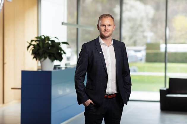 Peter Riedl, President Berndorf Belt Technology & SBS Steel Belt Systems USA, Berndorf Band Group: „Die Modularisierung von Bandanlagen stellt eine vielversprechende langfristige Lösung für uns bei der Berndorf Band Group dar. Unsere flexiblen Maschinenkonzepte – in allen Bereichen, aber vor allem auch in der Chemie- und Pharmaindustrie – ermöglichen bereits heute die Produktion eines breiten Produktspektrums. Schon jetzt vereinen wir standardisierte Segmente und Baugruppen mit kundenspezifischen Lösungen und machen so modulare und anpassungsfähige Anlagen zur Realität. Mit unseren Pastillier- und Kühlbandanlagen können wir die Möglichkeit anbieten, auch kleine Chargen, Kleinserienproduktion oder zur Entwicklung von neuen Produkten unsere weltweiten Testanlagen oder 'Rental Units' zu nutzen, um maximale Flexibilität zu gewähren.“