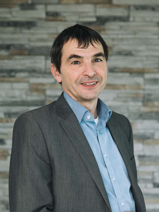 Christian Gebetsberger, Vice President Pharma/Biopharma Business Line Life Science, Bilfinger: „Um als Industriedienstleister wettbewerbsfähig zu sein, spielen modulare Plattformtechnologien und das Klonen von Anlagen eine wesentliche Rolle. Sie ermöglichen eine schnellere Projektrealisierung, reduzieren den Ressourceneinsatz und minimieren die Fehlerrate. Für unsere Kunden sind sie kostengünstiger, da sie einen früheren Markteintritt gewährleisten. Modulare Anlagen sind aufgrund der optimierten Prozessführung effizienter und bieten die Möglichkeit, schnell zwischen verschiedenen Produktionslinien oder Prozessen zu wechseln. Unsere Kunden profitieren von einer höheren Verfügbarkeit und einer Kostenreduktion, da weniger Zeit und Ressourcen für den Bau, die Anpassung und die Wartung einer Anlage benötigt werden. Langfristig wird die Modularisierung eine effiziente und nachhaltige Lösung im pharmazeutischen Anlagenbau darstellen.“