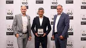 Ingo Schlutter (links) und Horst Rose (rechts) von Denios bekommen den Top 100-Award von Ranga Yogeshwar – hier bei der letzten Preisverleihung vor zwei Jahren.