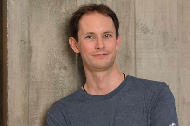 Jan Metzner, Principal Specialist Solutions Architect, Manufacturing, Amazon Web Services: Auf dem AWS Stand auf der Hannover Messe zeigen wir 2025, wie generative KI die Effizienz in Kernbereichen der industriellen Fertigung auf ein neues Level hebt. Neue Modelle wie Amazon Nova Pro können die visuelle Inspektion automatisieren und eine effiziente Fehlererkennung und -analyse ohne produktspezifisches Training ermöglichen. Im Bereich der Automatisierung zeigen wir KI-Lösungen, welche die großflächige Integration von Legacy-Maschinen in Brownfield-Anlagen ermöglichen. Zudem präsentieren wir KI-Assistenten für die intelligente Fehlerbehebung, die aus Maschinendaten und Fehlermeldungen Lösungsvorschläge ableiten. Neu ist hierbei die nahtlose Integration in Dienste wie AWS IoT SiteWise und die Agentenfunktionen von Amazon Q.