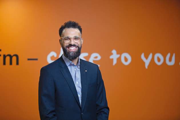 Mohamed Al Kadari, Vice President, Global Business Development, Ifm electronic: Künstliche Intelligenz sollte unserer Meinung nach kein Selbstzweck sein. Deswegen überlegen wir sehr genau, welche Problemlösungsprozesse unserer Kunden wir mit KI intuitiv und zielgerichtet unterstützen können. Durch die Integration von KI ermöglichen wir unseren Kunden, komplexe Probleme proaktiv zu lösen, die oft bei der Wartung und dem Betrieb von Maschinen und Prozessen auftreten. Unsere IIoT-Plattform moneo macht KI mit dem Modul Industrial AI Assistant zugänglich, und bildet unseren Schwerpunkt auf der Hannover Messe rund um das Thema Asset Health. Die vorgefertigten Applikationen umfassen den Smart Limit Watcher, der intelligent Grenzwerte erkennt, den Pattern Monitor zur Muster- bzw. Trenderkennung sowie den Life Time Estimator, der die Restlebensdauer zyklisch verschleißender Komponenten prognostiziert. Dabei verfolgen wir einen No-Code-Ansatz. Das heißt der Anwender kann ohne tiefgehende Kenntnisse der Datenanalyse seine Applikation sofort umsetzen.