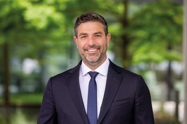 Nico Hartmann, Manufacturing Industry Lead, Microsoft Deutschland: KI ist aus der Experimentierphase heraus. Wir zeigen auf der Hannover Messe in Halle 17, Stand G06, wie Unternehmen ihre Daten besser nutzen können, um agiler und effizienter zu arbeiten. Unsere Praxisbeispiele erklären, wie die Kombination von KI und Cloud die Produktivität in der Fertigungsindustrie steigert, wie KI-gesteuerte digitale Produktionsstränge die Operational, Information und Engineering Technology nahtlos verknüpfen - und wie KI dem Fachkräftemangel entgegenwirkt, weil sie die Bedienung erleichtert. Zusammen mit Partnern wie Siemens, NVIDIA und ABB zeigen wir auch, wie generative KI neue Produkte und Geschäftsmodelle ermöglicht. Unser Messestand macht klar: Nur wer jetzt KI integriert, sichert sich den Vorsprung von morgen. 