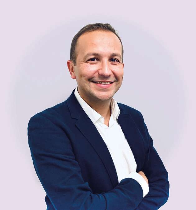 Aurelien LeSant, Chief Technology Officer, Industrial Automation, Schneider Electric: Bei Schneider Electric setzen wir KI ein, um alle Ebenen der industriellen Automatisierung zu verbessern und unsere Lösungen weiterzuentwickeln, damit sie den Bedürfnissen unserer Kunden besser entsprechen – mit verbesserten Funktionen und Leistungen. Unsere KI-gesteuerten Angebote ermöglichen autonome industrielle Automatisierungssysteme, die die betriebliche Effizienz und Zuverlässigkeit steigern. Durch die Integration fortschrittlicher Simulationsfunktionen ermöglichen wir es Unternehmen, ein erstes Maß an Autonomie für optimierte Prozesse und fundierte Entscheidungen zu erreichen. Auf der Hannover Messe werden wir KI-Innovationen vorstellen, darunter die Integration in EcoStruxure Automation Expert für die Echtzeit-Vision-Qualitätsprüfung in der Verpackungsindustrie und ein gemeinsam mit Microsoft entwickeltes generatives KI-Tool, das Ingenieuren / Ingenieurinnen hilft, schnell hochwertigen, validierten Code für SPS zu erstellen sowie umfassende Anwendungen mit Unterstützung zu generieren.