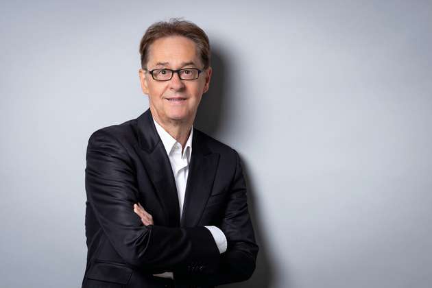 Dr. Rudolf Felix, Chief Artificial Intelligence Officer (CAIO), PSI Software SE: Adaptiv zu sein, ist eine Kerneigenschaft KI-basierter Entscheidungs- und Optimierungsalgorithmen. Im Gegensatz zu klassischen Optimierungen rechnen adaptive KI-Optimierungsalgorithmen nicht nur gemäß festen Abläufen auf Daten, sondern passen das eigene Verhalten auf die jeweils aktuellen Daten an, ziehen daraus Schlüsse und sind in der Lage, zur Laufzeit abzuschätzen, wie Optimierungslösungen schrittweise zu generieren sind. Hohen Stellenwert hat hierbei das Qualitative Labeln von Daten, das in einer Reihe von PSI-Produkten integriert ist. Dieses Verfahren ermöglicht in unterschiedlichen industriellen Anwendungen den produktiven Einsatz von KI-basierten, adaptiven Entscheidungs- und Optimierungsalgorithmen, die sowohl technische als auch nachhaltigkeitsorientierte KPIs behandeln.