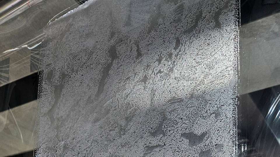 Haptische Oberfläche auf einer Polymerfolie, erzeugt mittels RzR-NIL, die in Kombination mit einem Dekor innerhalb Design-PV als Verkleidung von BIPV-Modulen für Fassaden eingesetzt wird.