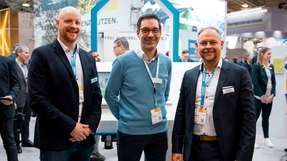 Bei der E-world 2025 in Essen wurde die strategische Partnerschaft von Adesso und Zenner bekannt gegeben. Im Bild (von links nach rechts) Dr. Jan-Philipp Exner (Senior Projektingenieur Smart City, Zenner), Markus Elsebusch (Senior Business Development Manager, Adesso), René Claussen (Geschäftsführer Zenner IoT Solutions). 