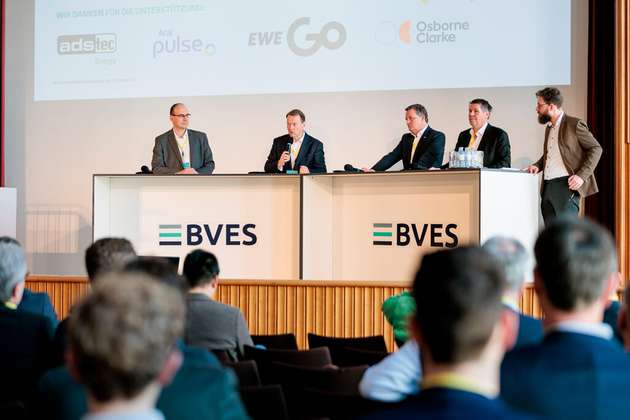 Über 200 Expertinnen und Experten aus Wirtschaft, Politik und Wissenschaft kamen am 20. Februar in Berlin-Mitte zur BVES-Statuskonferenz „Flex-Hub Mobilitätswende“ zusammen, um die technischen Voraussetzungen, regulatorischen Anforderungen und notwendigen Rahmenbedingungen für eine zukunftsfähige Ladeinfrastruktur zu diskutieren.