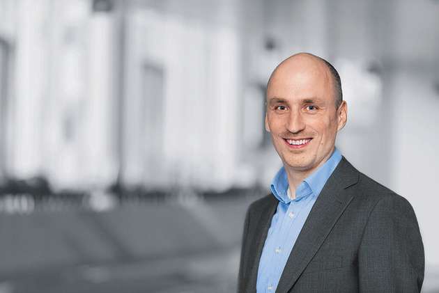 Sebastian Werler, Leiter Product Management and Software Development Digital Business, Festo: Im Shopfloor liefern Maschinen nicht nur Produkte, sondern gleichzeitig große Mengen an Daten, die mittels Künstlicher Intelligenz so in Informationen umgewandelt werden, dass sie dem Menschen konkrete Optimierungspotenziale aufzeigen. Erste Erfolge sind sichtbar: Bei hunderten von Kundenanwendungen ließen sich mit Lösungen aus dem Portfolio von Festo AX Industrial Intelligence ungeplante Stillstände um bis zu 25 Prozent reduzieren und Ausschuss um 20 Prozent senken. Standardisiert, einfach und sofort betriebsbereit: Mit den Festo AX Industrial Apps lassen sich Komponenten im Sinne von Transparenz, Verfügbarkeit, Leistung und Qualität optimieren. Sind die technischen Voraussetzungen gegeben, ist auch ein Retrofit möglich.