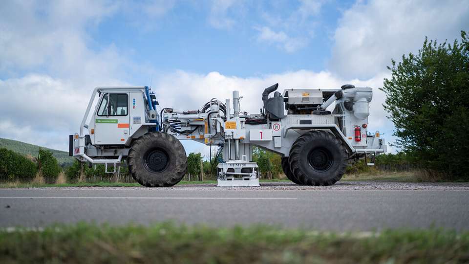 Beispiel für ein Messfahrzeug, wie es für seismische 2D-Messungen eingesetzt wird.