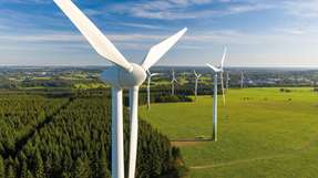 Um die Tiere zu schützen, sind Betreiber von Windparks dazu verpflichtet, die Anlagen bei entsprechendem Fledermausaufkommen abzuschalten. Das Unternehmen Fleximaus aus dem mittelfränkischen Schillingsfürst hat deshalb eine intelligente Fledermausabschaltung entwickelt, die gleichzeitig die Fauna schützt, aber auch den Energieertrag im Windpark optimiert.