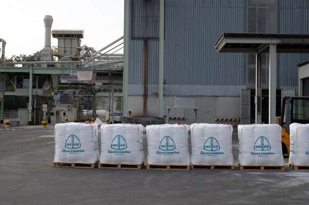 Der Quarzsand dient als Rohstoff vor allem für die Glas- und die Gießerei-Industrie. Im Hintergrund ist die LKW-Verladung zu sehen.