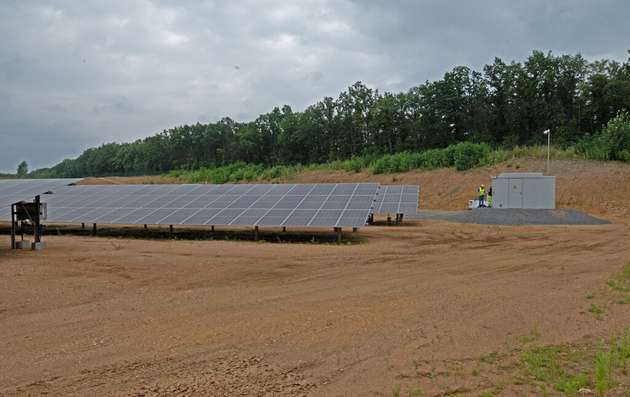 Ein kleiner Ausschnitt des PV-Parks mit der Trafostation.